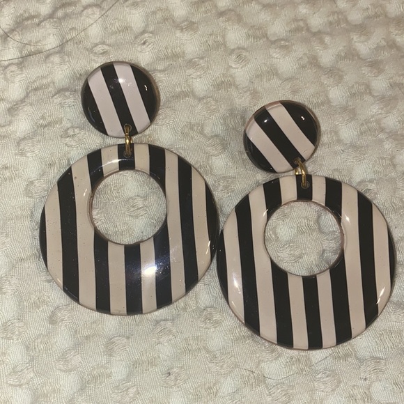 Blush Daisy Earrings - Picture 2 of 2